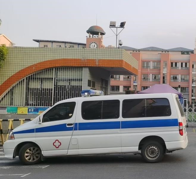 凤凰镇救护车出租护送骨折病人一公里多少钱